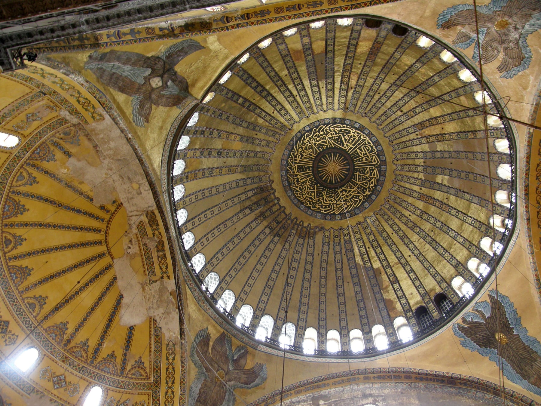 Ayasofya kubbesinin iç görünümü